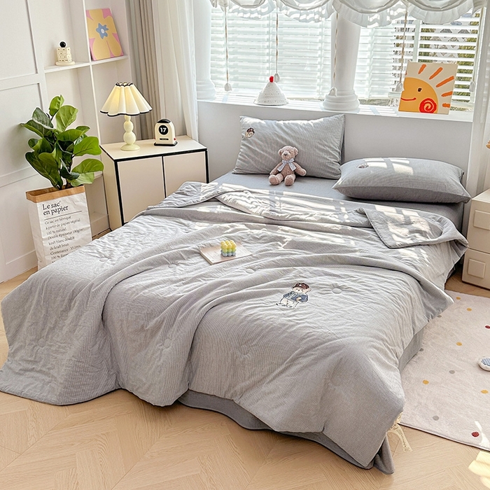 91家纺网 家纺一手货源 找家纺 大境2025新款专版纯棉色织水洗棉刺绣全棉夏被四件套夏凉被 篮球小熊-细条灰