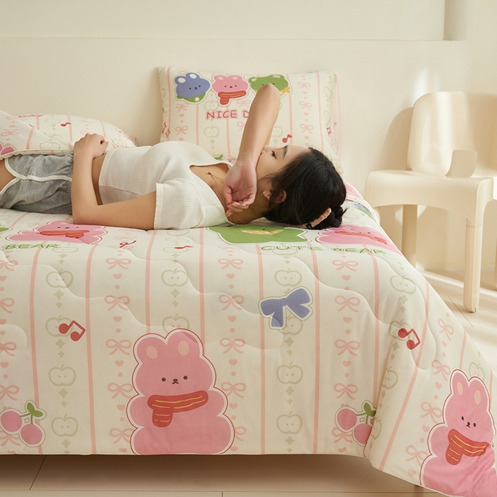 91家纺网 家纺一手货源 找家纺 畅销被业 2025新款凉感丝卡通系列印花夏被 果味熊