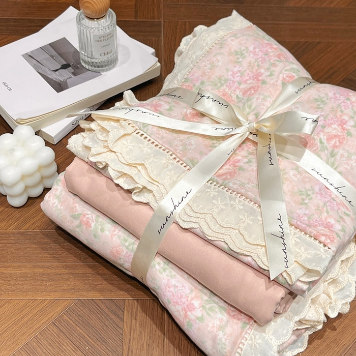 91家纺网 家纺一手货源 找家纺 荣轩家居 2025新款全棉双层纱镂空花边工艺款四件套南法假日