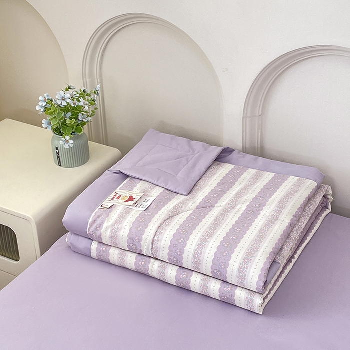 91家纺网 家纺一手货源 找家纺 宜家坊 2025新款全棉夏被碎花卡通小清新简约纯棉夏凉被夏被四件套三件套 紫朱华