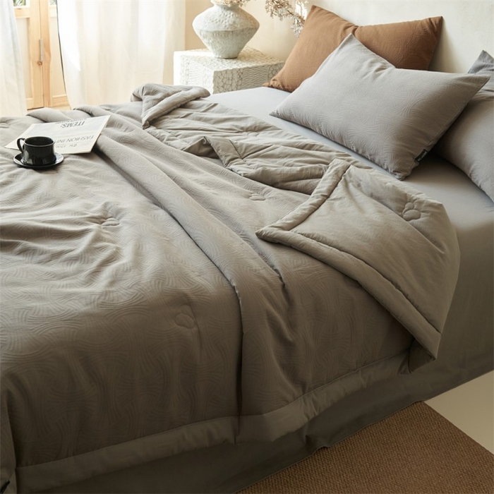 91家纺网 家纺一手货源 找家纺 金鹰 2025新款A类纯棉水洗棉三层流年提花大豆夏被四件套 流年-浅灰