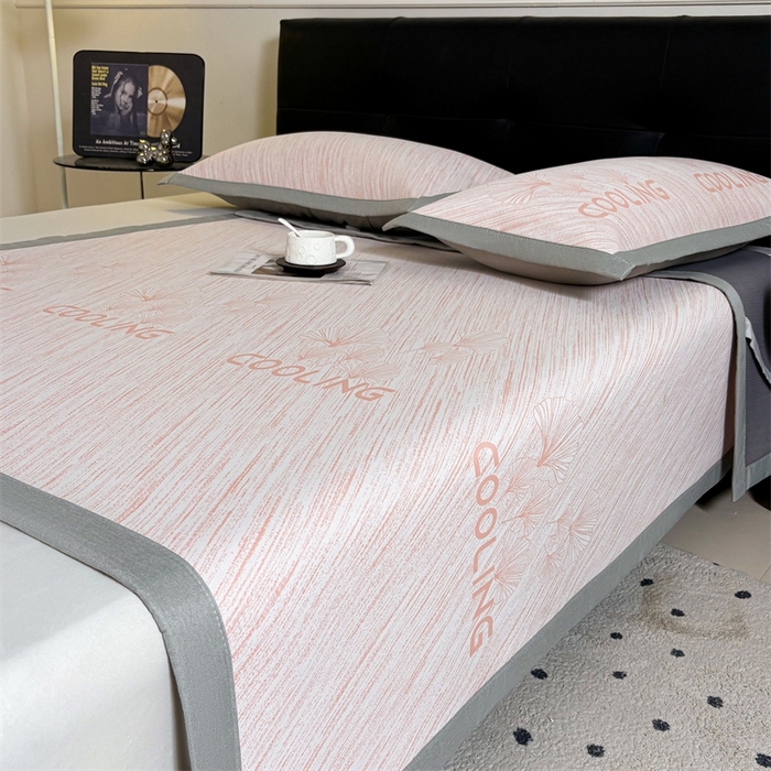 91家纺网 家纺一手货源 找家纺 雯豆2025中分子PE凉感冰丝凉席三件套平铺绑带款席子 银杏叶PE席-粉