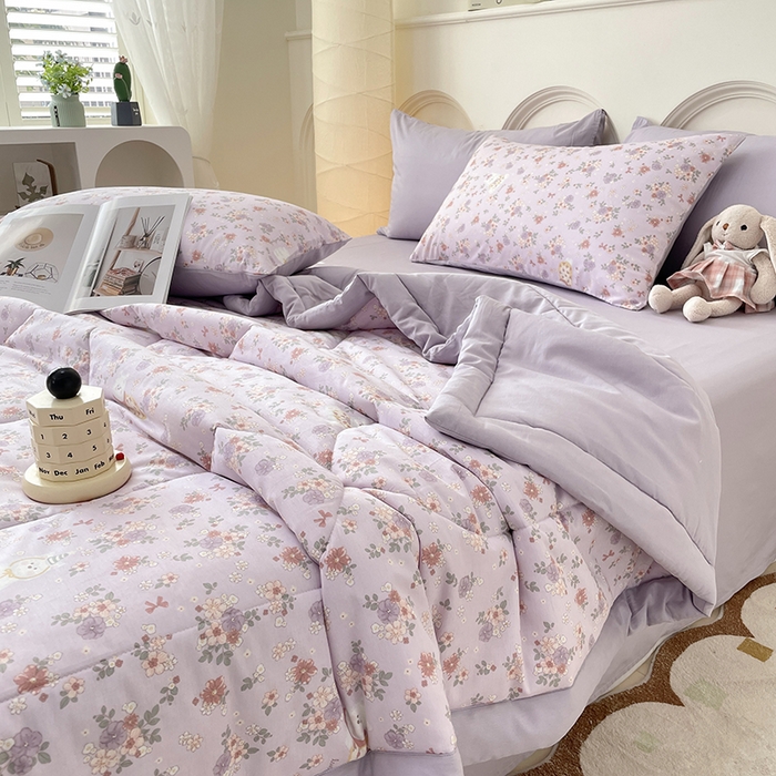 91家纺网 家纺一手货源 找家纺 宜家坊 2025新款全棉夏被碎花卡通小清新简约纯棉夏凉被夏被四件套三件套 紫荆花猫