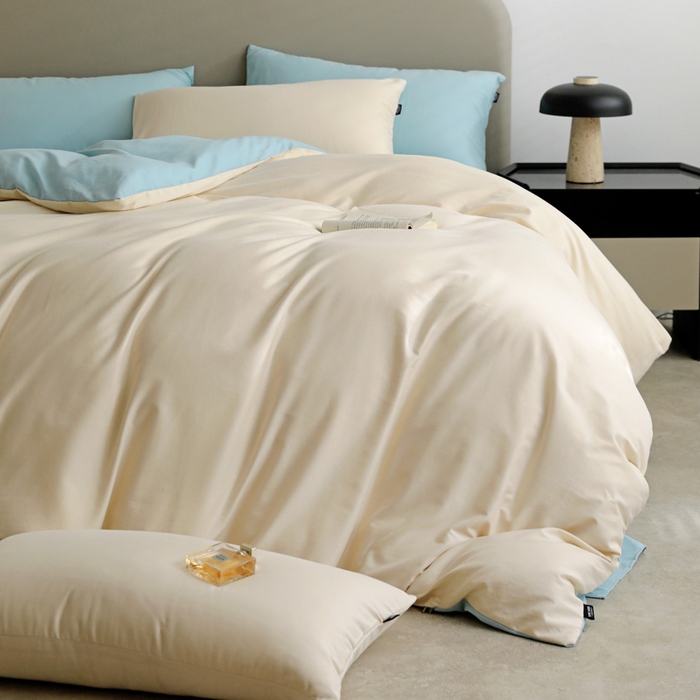 91家纺网 家纺一手货源 找家纺 2025年纯色双拼60支纯棉被套 奶白+婴儿蓝