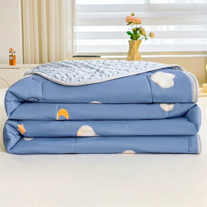 91家纺网 家纺一手货源 找家纺 雯豆2025夏季新品冰丝碳光凉席+凉感丝印花夏被四件套卡通小清新绑带席子四件套 冰丝夏被四件套-天空云