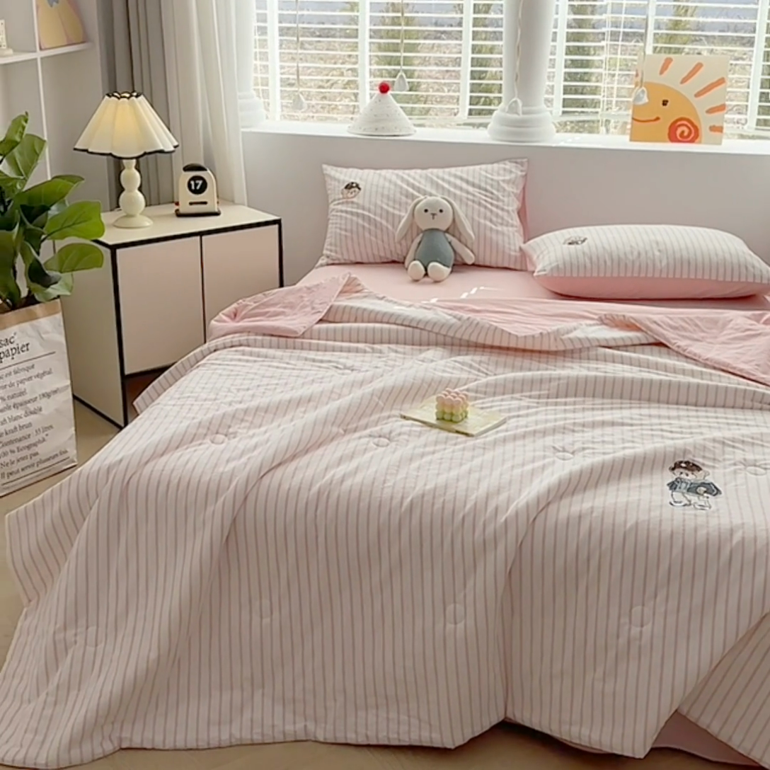 91家纺网 家纺一手货源 找家纺 大境2025新款专版纯棉色织水洗棉刺绣全棉夏被四件套夏凉被 篮球小熊-条纹粉