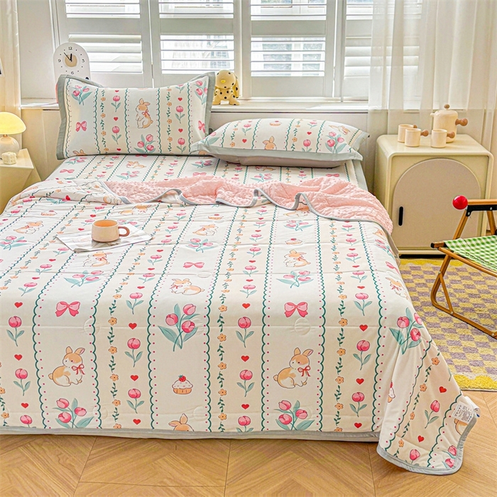 91家纺网 家纺一手货源 找家纺 雯豆2025夏季新品冰丝碳光凉席+凉感丝印花夏被四件套卡通小清新绑带席子四件套 冰丝夏被四件套-浪漫花丛