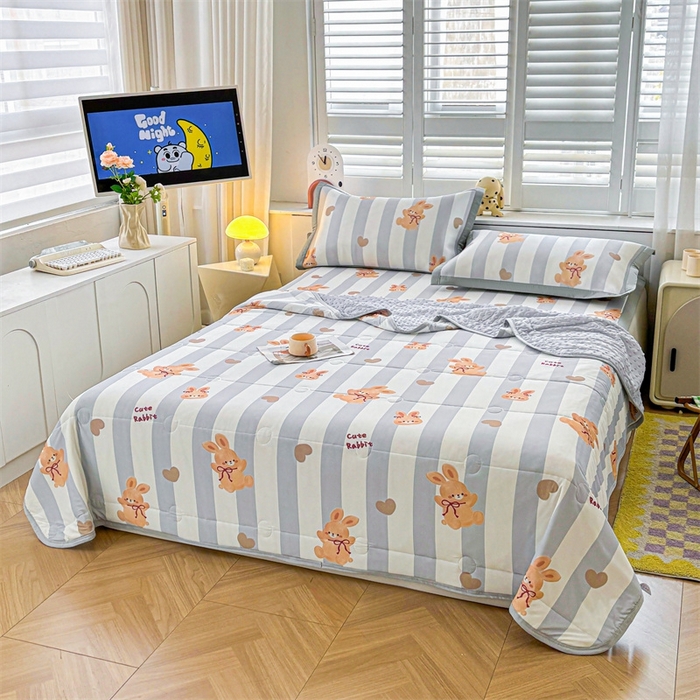 91家纺网 家纺一手货源 找家纺 雯豆2025夏季新品冰丝碳光凉席+凉感丝印花夏被四件套卡通小清新绑带席子四件套 冰丝夏被四件套-条纹兔