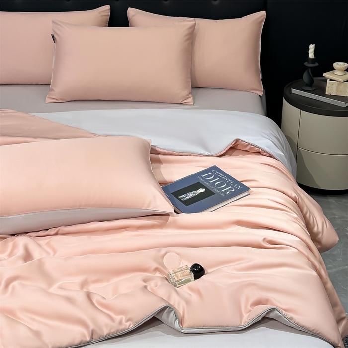91家纺网 家纺一手货源 找家纺 金鹰 2025新款A类莱赛尔50天丝拼色空调被大豆夏被四件套 粉色