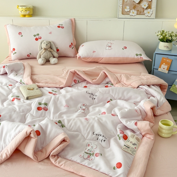 91家纺网 家纺一手货源 找家纺 梦舒羽2025新款小清新系列水洗棉夏被 缦粉樱桃