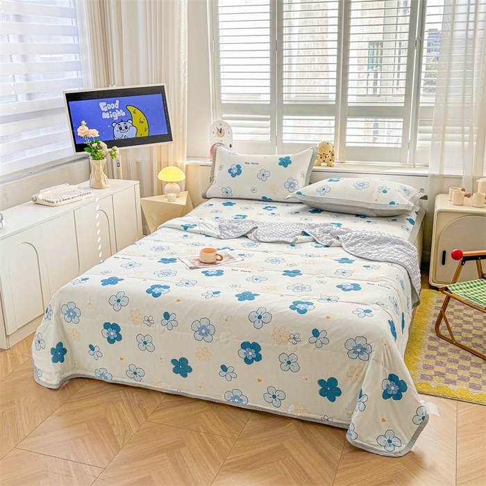 91家纺网 家纺一手货源 找家纺 雯豆2025夏季新品冰丝碳光凉席+凉感丝印花夏被四件套卡通小清新绑带席子四件套 冰丝夏被四件套-漫雨