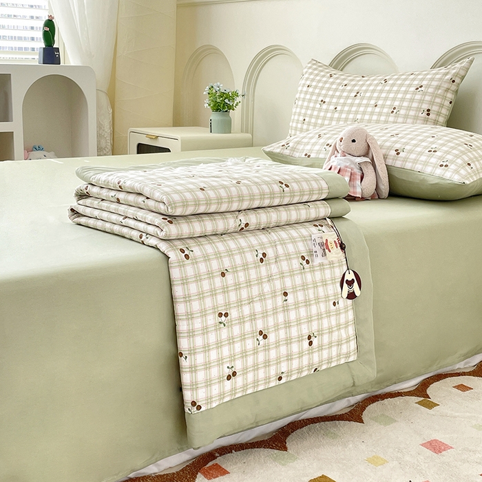 91家纺网 家纺一手货源 找家纺 宜家坊 2025新款全棉夏被碎花卡通小清新简约纯棉夏凉被夏被四件套三件套 樱桃格子绿