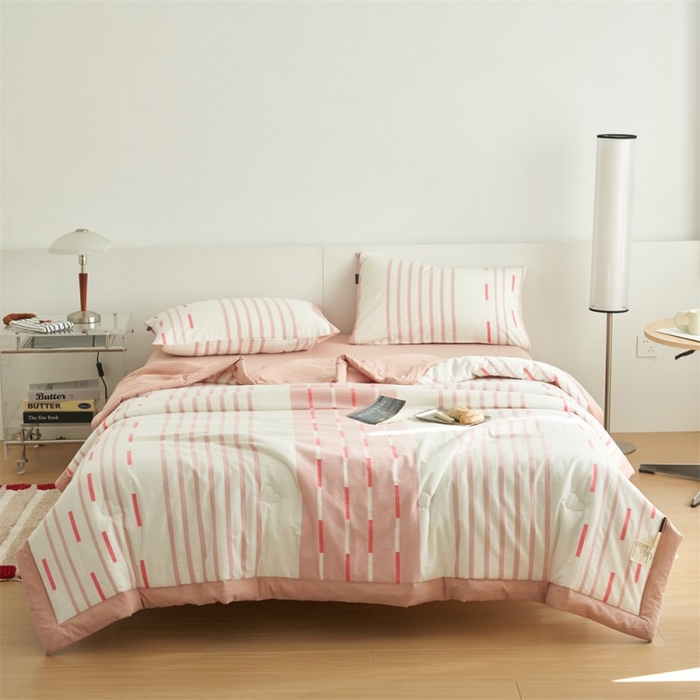 91家纺网 家纺一手货源 找家纺 金鹰 2025新款A类纯棉水洗棉三层条纹提花大豆夏被四件套 条纹-浅粉