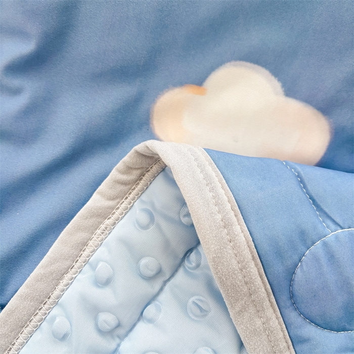 91家纺网 家纺一手货源 找家纺 雯豆2025夏季新品冰丝碳光凉席+凉感丝印花夏被四件套卡通小清新绑带席子四件套 冰丝夏被四件套-天空云