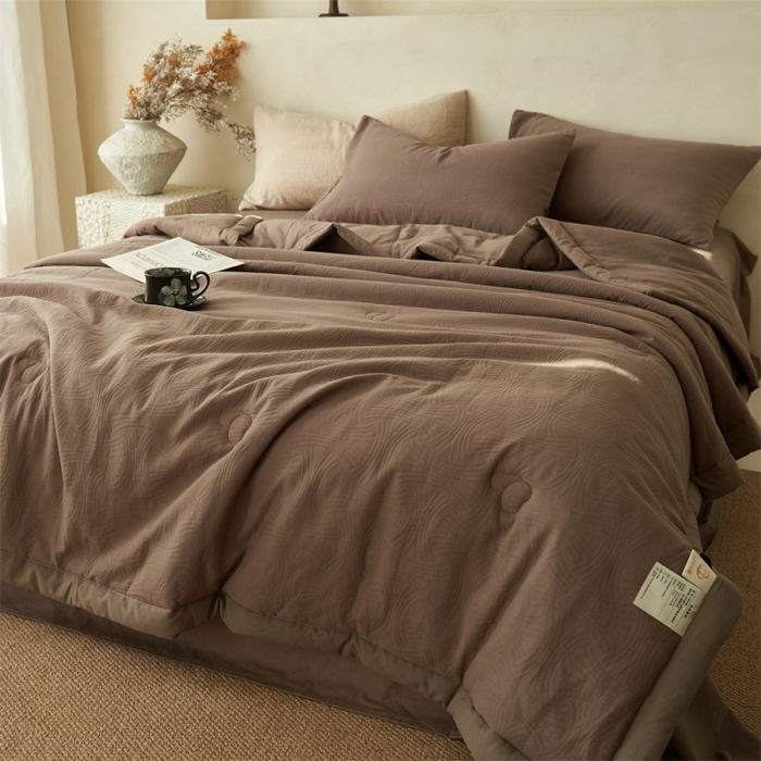 91家纺网 家纺一手货源 找家纺 金鹰 2025新款A类纯棉水洗棉三层流年提花大豆夏被四件套 流年-棕色