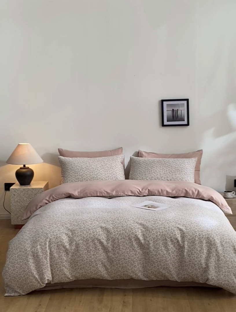 91家纺网 家纺一手货源 找家纺 涵宸家纺 2025新款全棉双层纱印花四件套 D甜酷豹纹