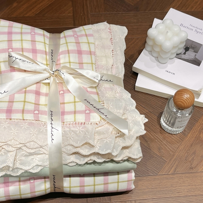 91家纺网 家纺一手货源 找家纺 荣轩家居 2025新款全棉双层纱镂空花边工艺款四件套抹茶红豆