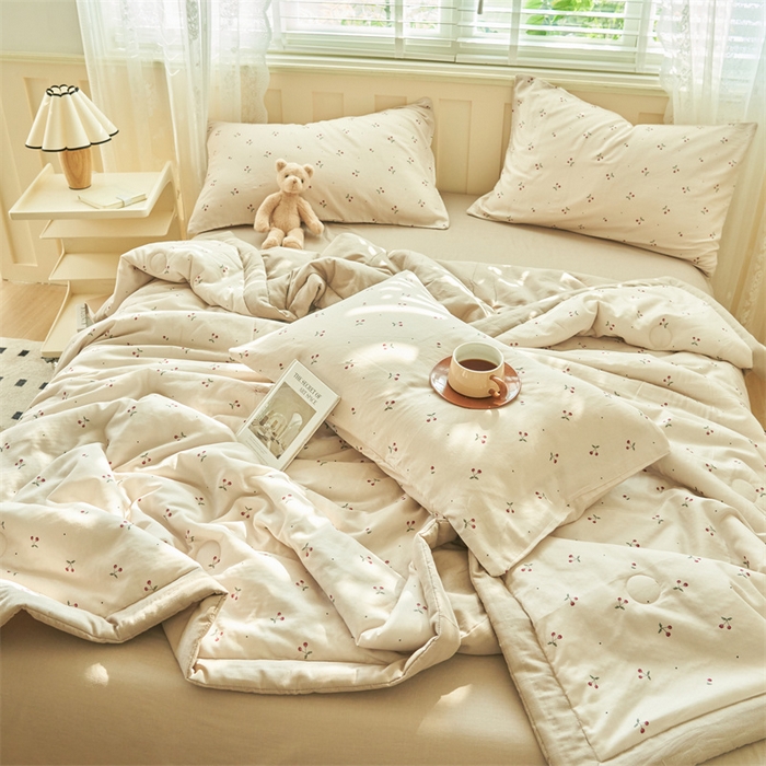 91家纺网 家纺一手货源 找家纺 金鹰 2025新款A类纯棉双层纱大豆夏被四件套全棉夏凉被空调被 清新樱桃