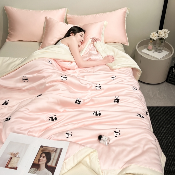 91家纺网 家纺一手货源 找家纺 如一 2024新款满绣系列水洗冰丝夏被四件套熊猫-粉米