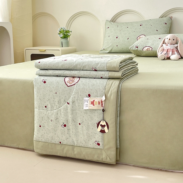 91家纺网 家纺一手货源 找家纺 宜家坊 2025新款全棉夏被碎花卡通小清新简约纯棉夏凉被夏被四件套三件套 小可爱樱桃