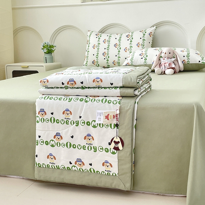 91家纺网 家纺一手货源 找家纺 宜家坊 2025新款全棉夏被碎花卡通小清新简约纯棉夏凉被夏被四件套三件套 字母狗