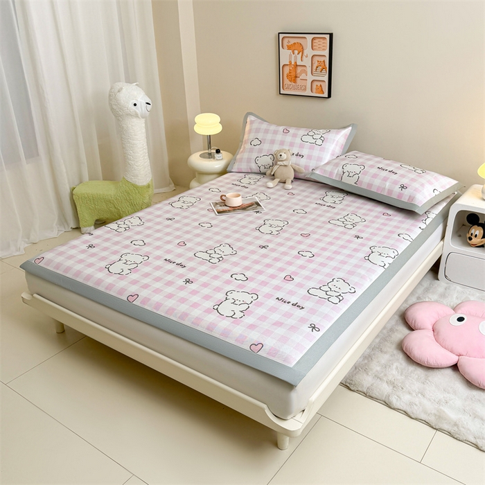 91家纺网 家纺一手货源 找家纺 雯豆2025夏季新品冰藤印花凉席三件套平铺绑带款冰丝凉席三件套 冰藤席-绑带款-格子小熊