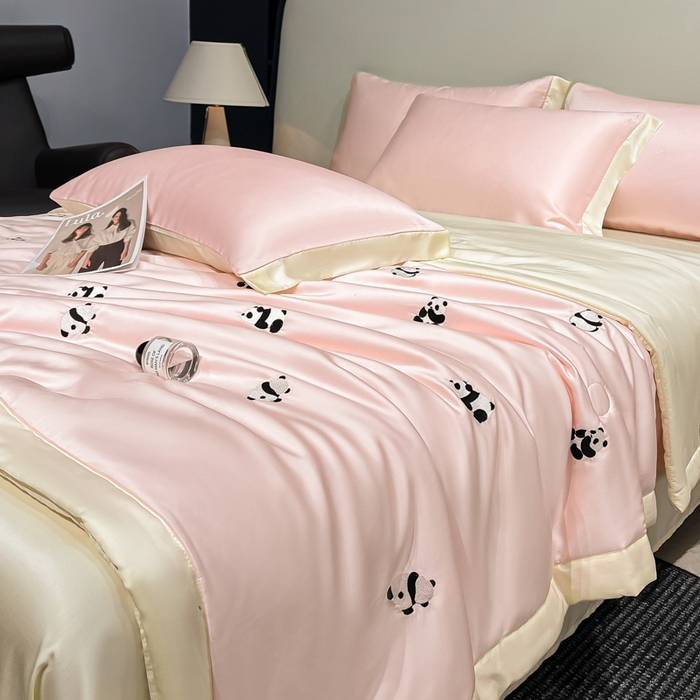 91家纺网 家纺一手货源 找家纺 如一 2024新款满绣系列水洗冰丝夏被四件套熊猫-粉米