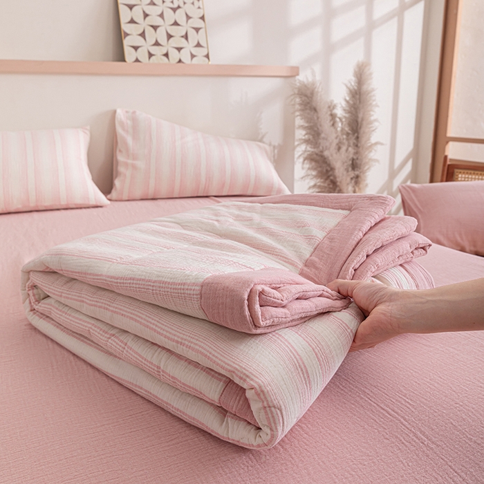 91家纺网 家纺一手货源 找家纺 吾诺 2025 全棉色织泡泡棉双层纱夏被大豆夏被全棉夏被四件套被子被芯 浅粉条