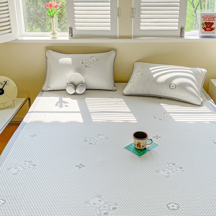 91家纺网 家纺一手货源 找家纺 缦卡琳家纺 2025新款按摩豆豆凉席三件套 开心小熊灰色