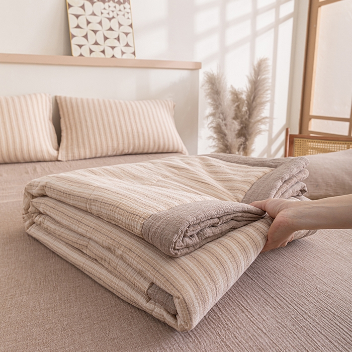 91家纺网 家纺一手货源 找家纺 吾诺 2025 全棉色织泡泡棉双层纱夏被大豆夏被全棉夏被四件套被子被芯 浅咖条