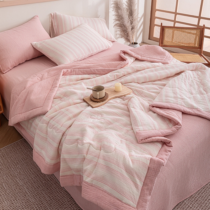 91家纺网 家纺一手货源 找家纺 吾诺 2025 全棉色织泡泡棉双层纱夏被大豆夏被全棉夏被四件套被子被芯 浅粉条