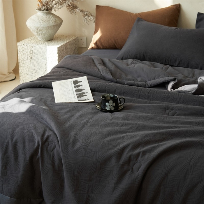 91家纺网 家纺一手货源 找家纺 金鹰 2025新款A类纯棉水洗棉三层流年提花大豆夏被四件套 流年-深灰
