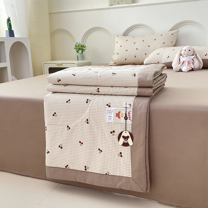 91家纺网 家纺一手货源 找家纺 宜家坊 2025新款全棉夏被碎花卡通小清新简约纯棉夏凉被夏被四件套三件套 樱桃格子红