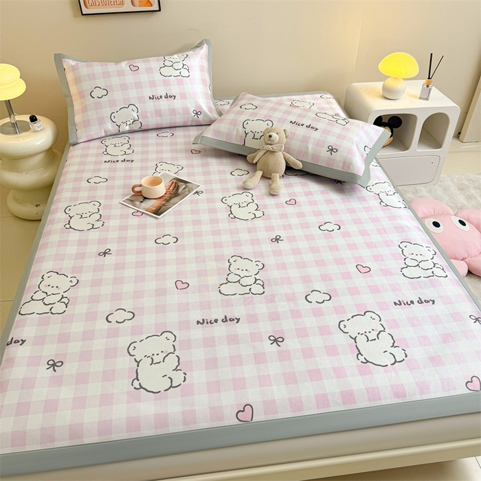 91家纺网 家纺一手货源 找家纺 雯豆2025夏季新品冰藤印花凉席三件套平铺绑带款冰丝凉席三件套 冰藤席-绑带款-格子小熊