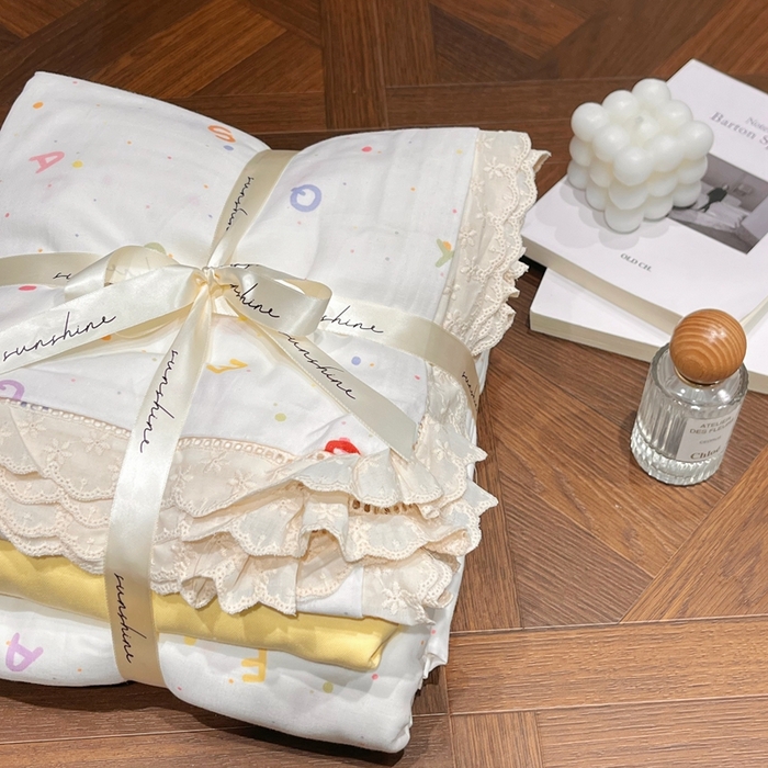 91家纺网 家纺一手货源 找家纺 荣轩家居 2025新款全棉双层纱镂空花边工艺款四件套晴日砂糖