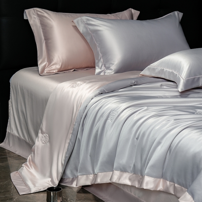 91家纺网 家纺一手货源 找家纺 丽卡家纺 2025新款凉爽鸭天丝夏被四件套 卡其+浅灰