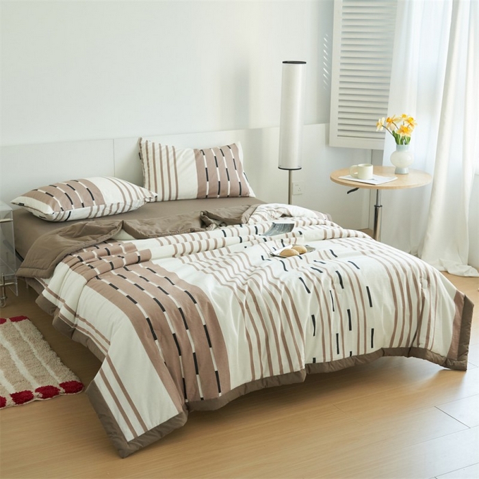 91家纺网 家纺一手货源 找家纺 金鹰 2025新款A类纯棉水洗棉三层条纹提花大豆夏被四件套 条纹-浅驼