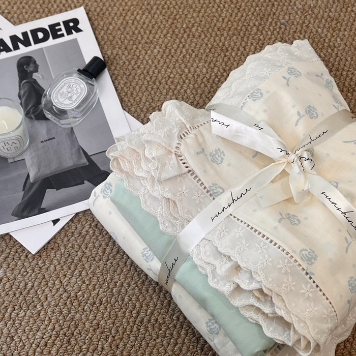 91家纺网 家纺一手货源 找家纺 荣轩家居 2025新款全棉双层纱镂空花边工艺款四件套樱桃玫瑰-蓝