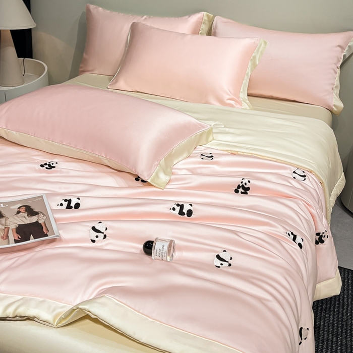 91家纺网 家纺一手货源 找家纺 如一 2024新款满绣系列水洗冰丝夏被四件套熊猫-粉米