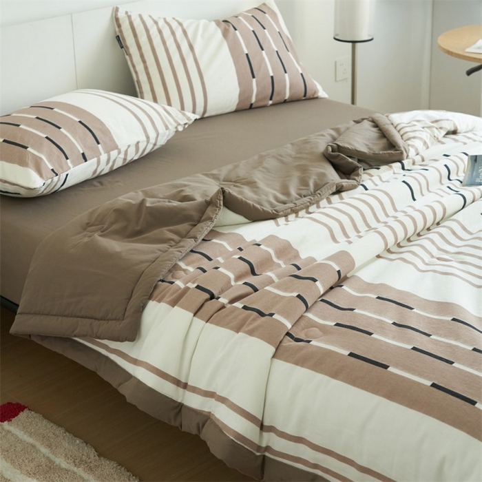 91家纺网 家纺一手货源 找家纺 金鹰 2025新款A类纯棉水洗棉三层条纹提花大豆夏被四件套 条纹-浅驼