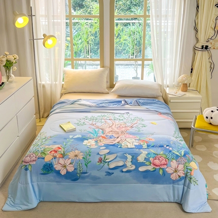 91家纺网 家纺一手货源 找家纺 大世界被王 2025年新款大版印花卡通凉感丝夏被 蘑菇兔-兰