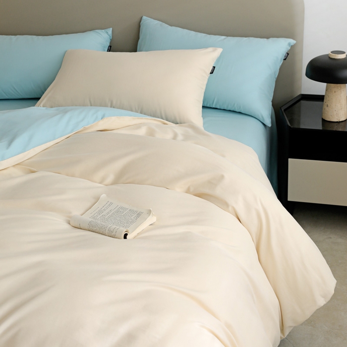 91家纺网 家纺一手货源 找家纺 2025年纯色双拼60支纯棉被套 奶白+婴儿蓝