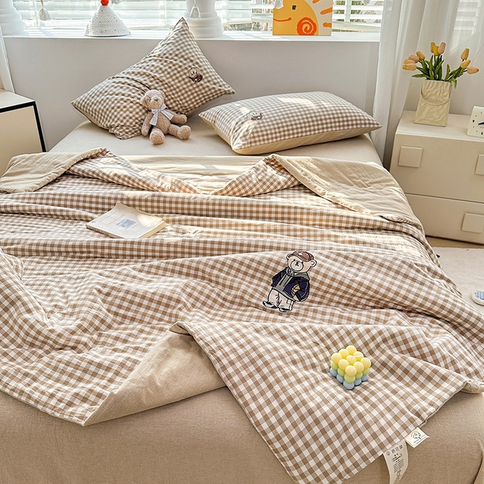 91家纺网 家纺一手货源 找家纺 大境2025新款专版纯棉色织水洗棉刺绣全棉夏被四件套夏凉被 篮球小熊-格子咖