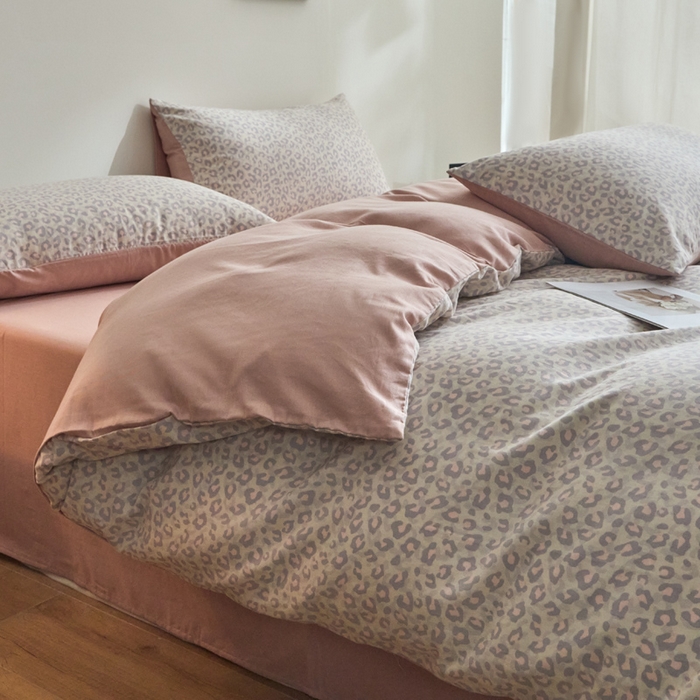 91家纺网 家纺一手货源 找家纺 涵宸家纺 2025新款全棉双层纱印花四件套 D甜酷豹纹