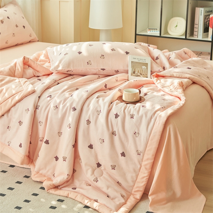 91家纺网 家纺一手货源 找家纺 金鹰 2025新款A类纯棉双层纱大豆夏被四件套全棉夏凉被空调被 可爱熊