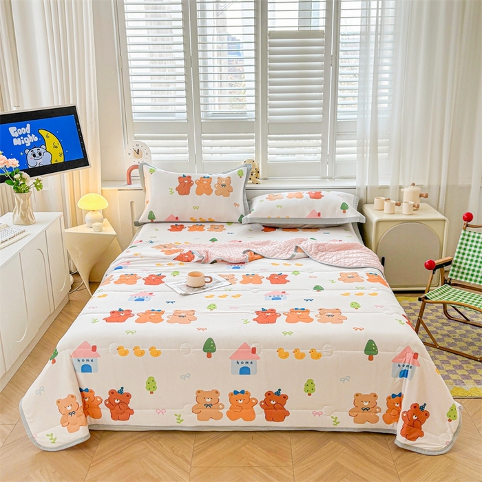 91家纺网 家纺一手货源 找家纺 雯豆2025夏季新品冰丝碳光凉席+凉感丝印花夏被四件套卡通小清新绑带席子四件套 冰丝夏被四件套-小熊伙伴