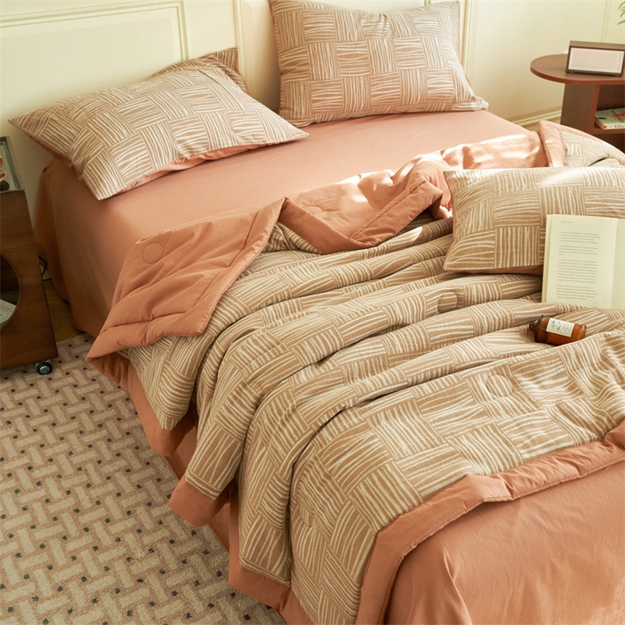 91家纺网 家纺一手货源 找家纺 金鹰 2025新款A类纯棉提花水洗棉全棉空调被大豆夏被四件套 米卡格-粉红