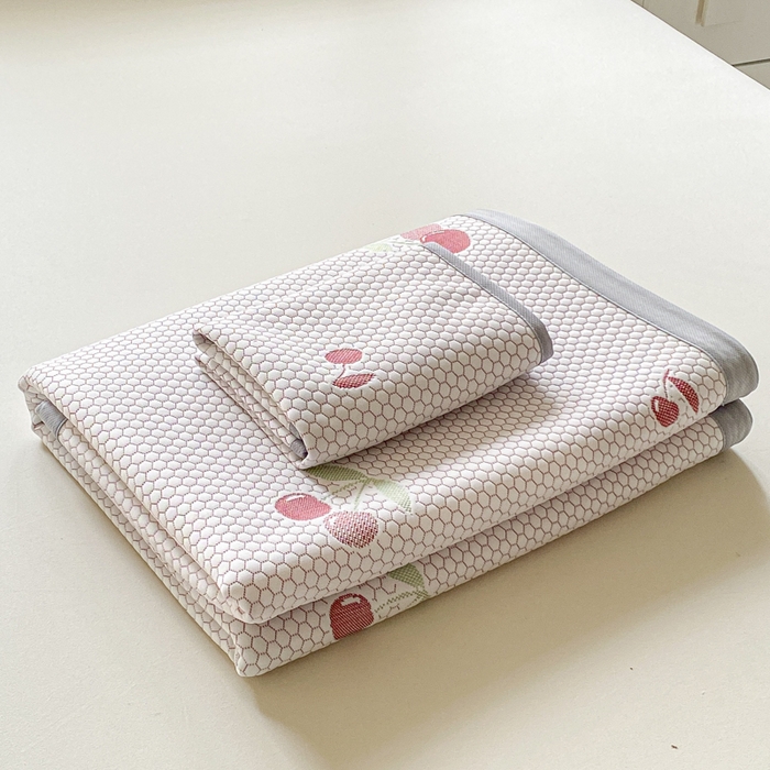 91家纺网 家纺一手货源 找家纺 缦卡琳家纺 2025新款按摩豆豆凉席三件套 樱桃