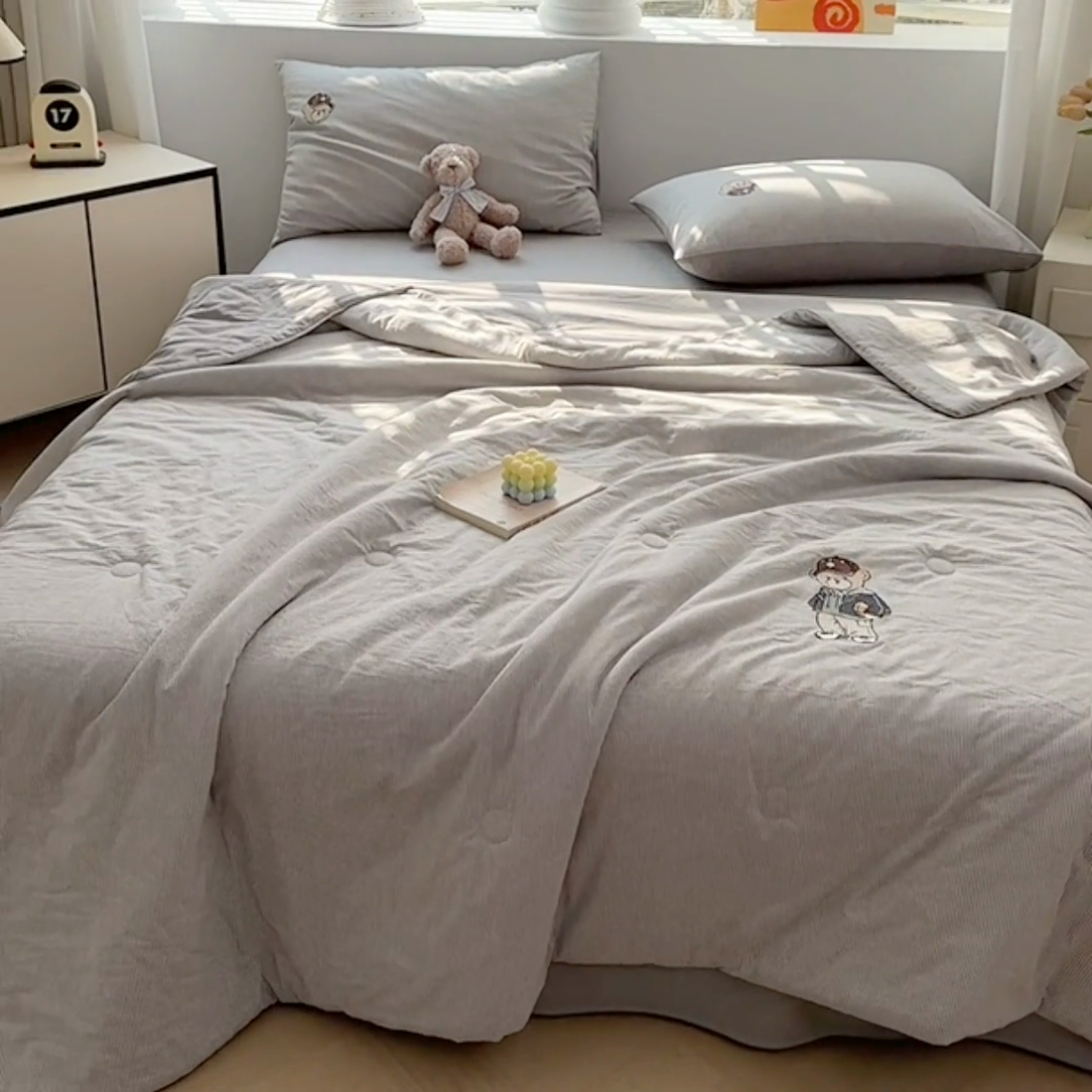 91家纺网 家纺一手货源 找家纺 大境2025新款专版纯棉色织水洗棉刺绣全棉夏被四件套夏凉被 篮球小熊-细条灰
