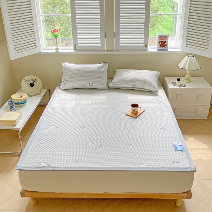 91家纺网 家纺一手货源 找家纺 缦卡琳家纺 2025新款按摩豆豆凉席三件套 开心小熊灰色